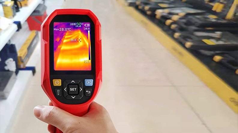 UTi260B-Thermal Imaging Camera on Floor-heating-system-inpsection-1