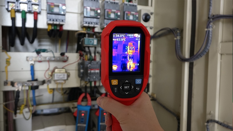 UTi260B-Thermal Imaging Camera on power-distribution-carbinet-inspection UTi260B-Thermal Imaging Camera on power-distribution-carbinet-inspection